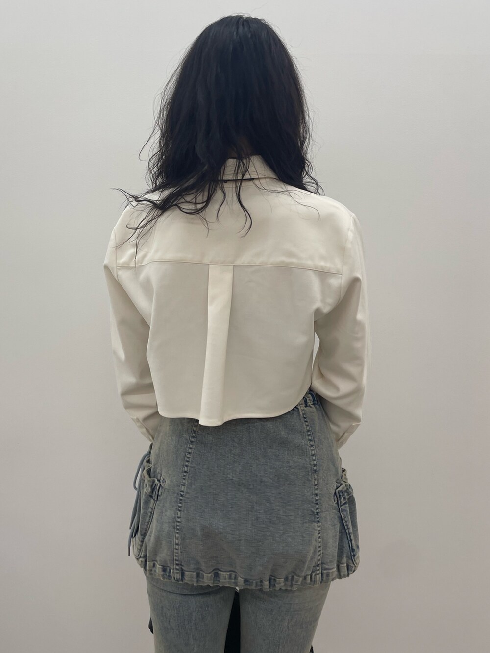 ホワイト系のシャツ/ブラウス、ブルー系のデニムパンツ、ブラック系のショルダーバッグを着用したレディースの夏コーディネートの6枚目の写真