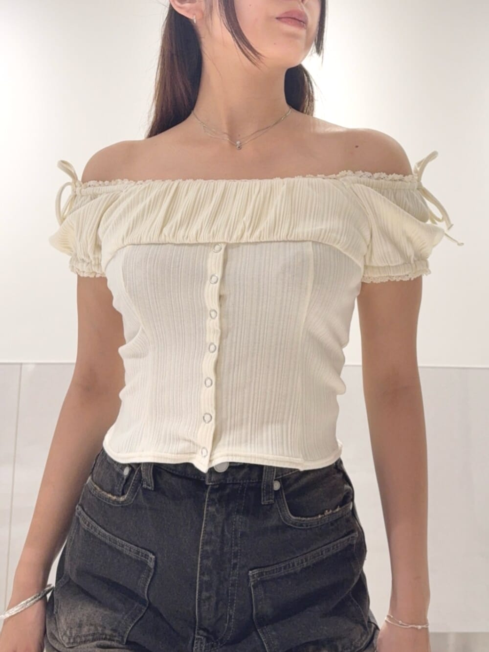 ブラック系のサンダル、ホワイト系のTシャツ/カットソー、ブラック系のデニムパンツを着用したレディースの夏コーディネートの4枚目の写真