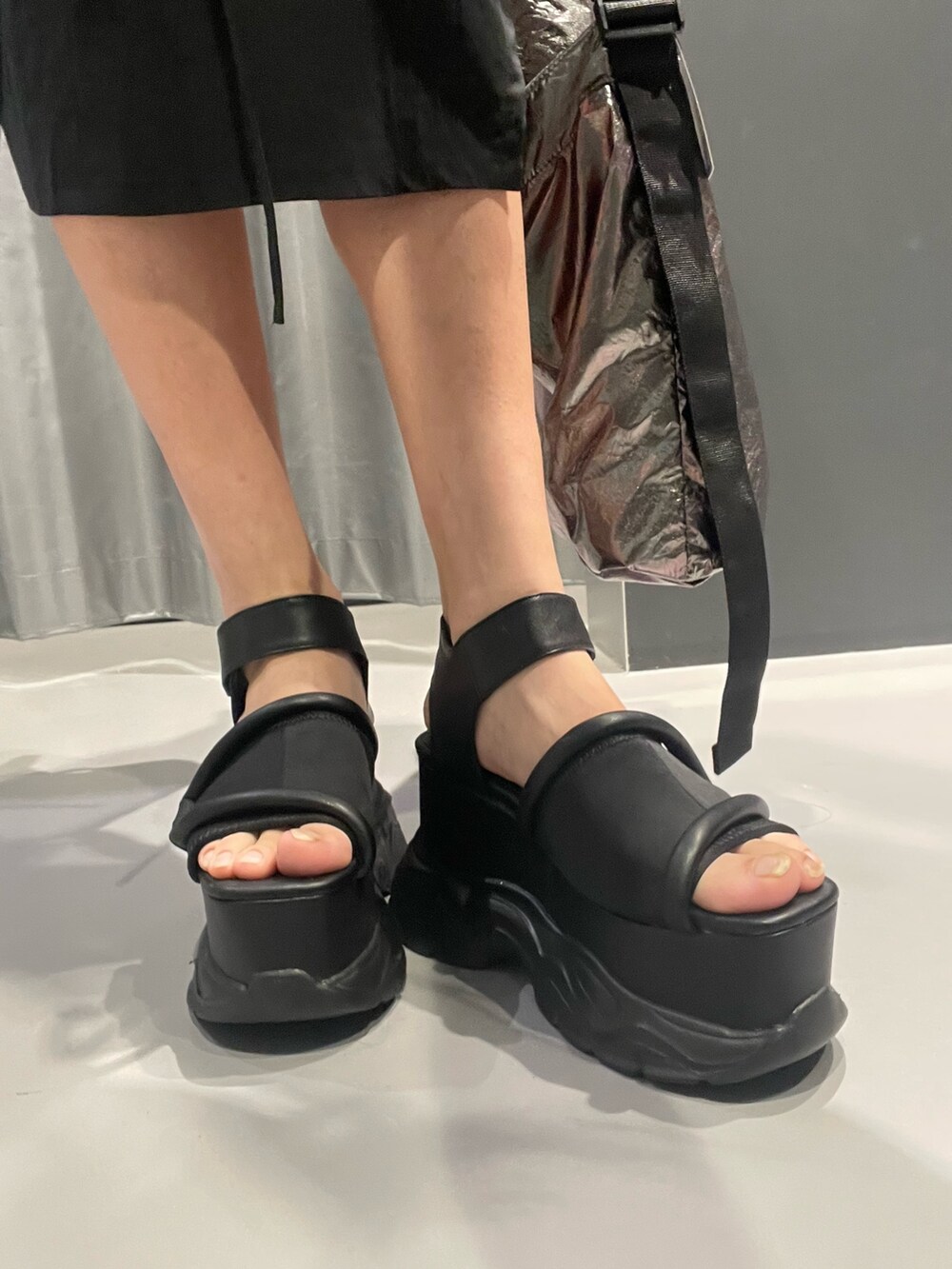 ブラック系のタンクトップ、ブラック系のTシャツ/カットソー、グレー系のその他パンツを着用したレディースの春コーディネートの10枚目の写真