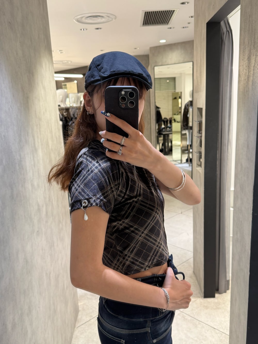 その他のTシャツ/カットソー、ブルー系のデニムパンツ、ブラック系のブーツを着用したレディースの秋コーディネートの5枚目の写真