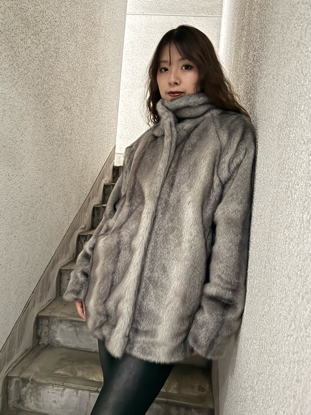 グレー系のその他アウター、ブラック系のデニムパンツ、ブラック系のブーツを着用したレディースの秋コーディネートの4枚目の写真