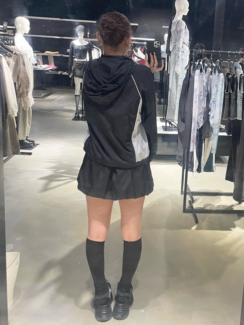 「EMODA、モノトーン、モノトーンコーデ、ブラックコーデ、高身長女子、高身長コーデ、骨格ストレート、春コーデ、キャミソール、ナイロンジャケット、バルーンスカート、ミニスカート、ニーハイソックス、スニーカーサンダル、厚底シューズ」｜「EMODAのフックモチーフネックレス（ネックレス、シルバー系）」を使った、菅谷レイナさん（レディース・168cm）の春コーディネートの3枚目の写真