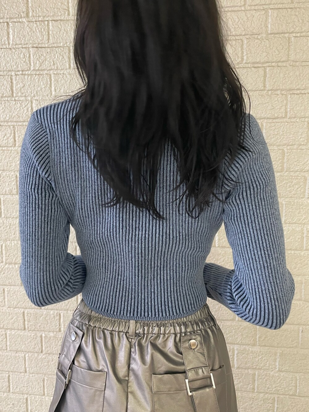 ブルー系のニット/セーター、シルバー系のその他パンツ、ブラック系のブーツを着用したレディースの冬コーディネートの6枚目の写真