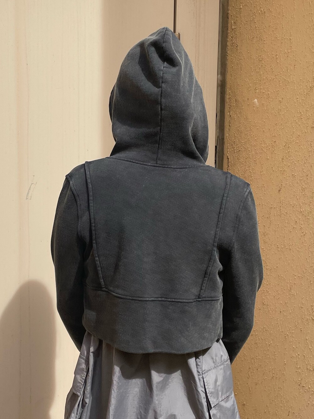 ブラック系のTシャツ/カットソー、グレー系のワンピース、ブラック系のサンダルを着用したレディースの春コーディネートの6枚目の写真