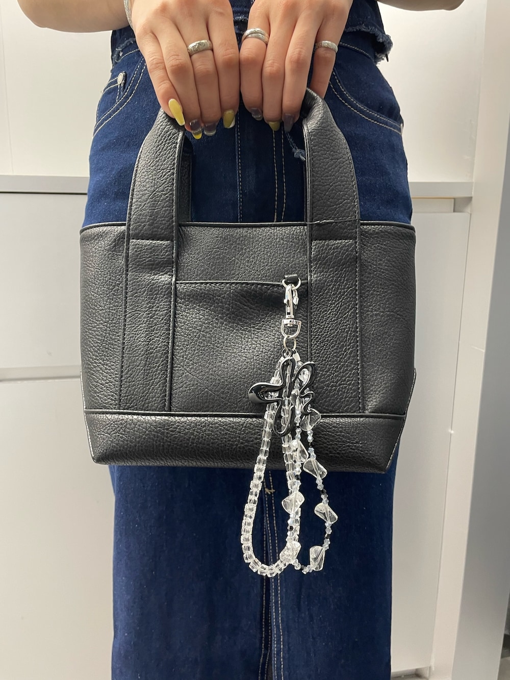 ブルー系のシャツ/ブラウス、ブルー系のスカート、ブラック系のハンドバッグを着用したレディースの春コーディネートの10枚目の写真