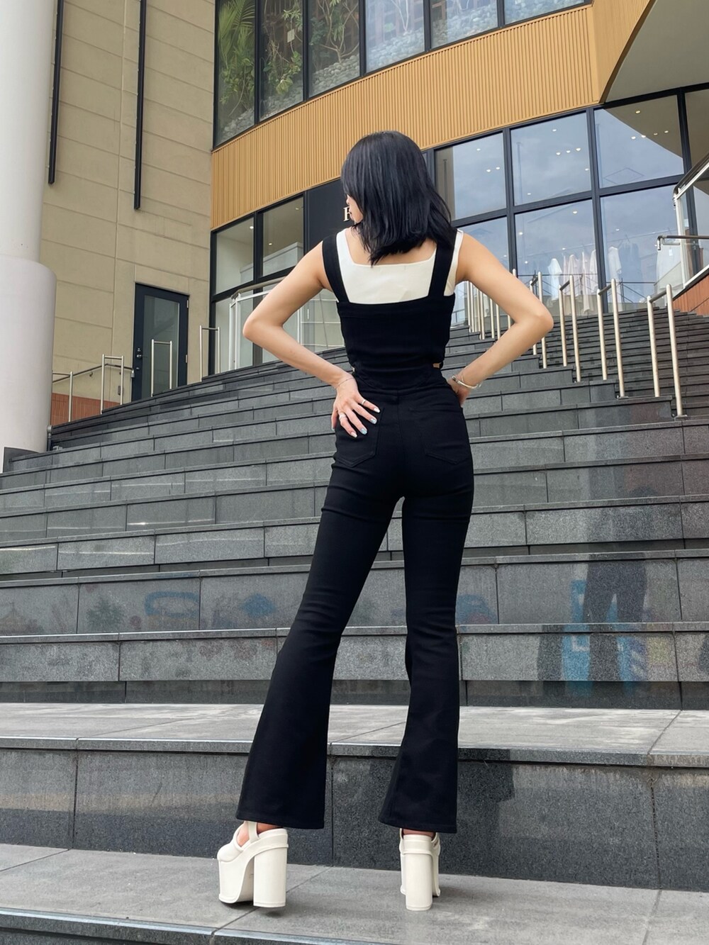 ホワイト系のタンクトップ、ブラック系のつなぎ/オールインワン、ホワイト系のサンダルを着用したレディースの夏コーディネートの5枚目の写真