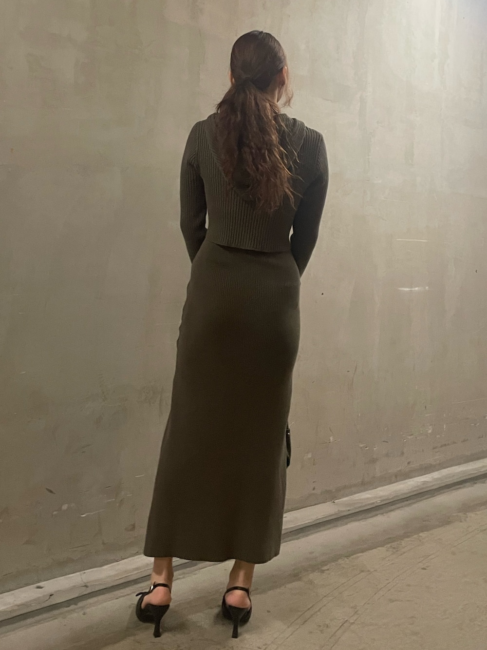 「EMODA、ワンピース、セットアップ、オトナカジュアル、高身長女子、高身長コーデ、骨格ストレート、着回しコーデ、ジップパーカー、ロングワンピース、スリット、ミュール、レースアップシューズ、大人カジュアル、休日スタイル」｜「EMODAのドッキングポケットニットパーカー（ニット/セーター、グリーン系）」を使った、菅谷レイナさん（骨格ストレート・レディース・168cm）の春コーディネートの3枚目の写真