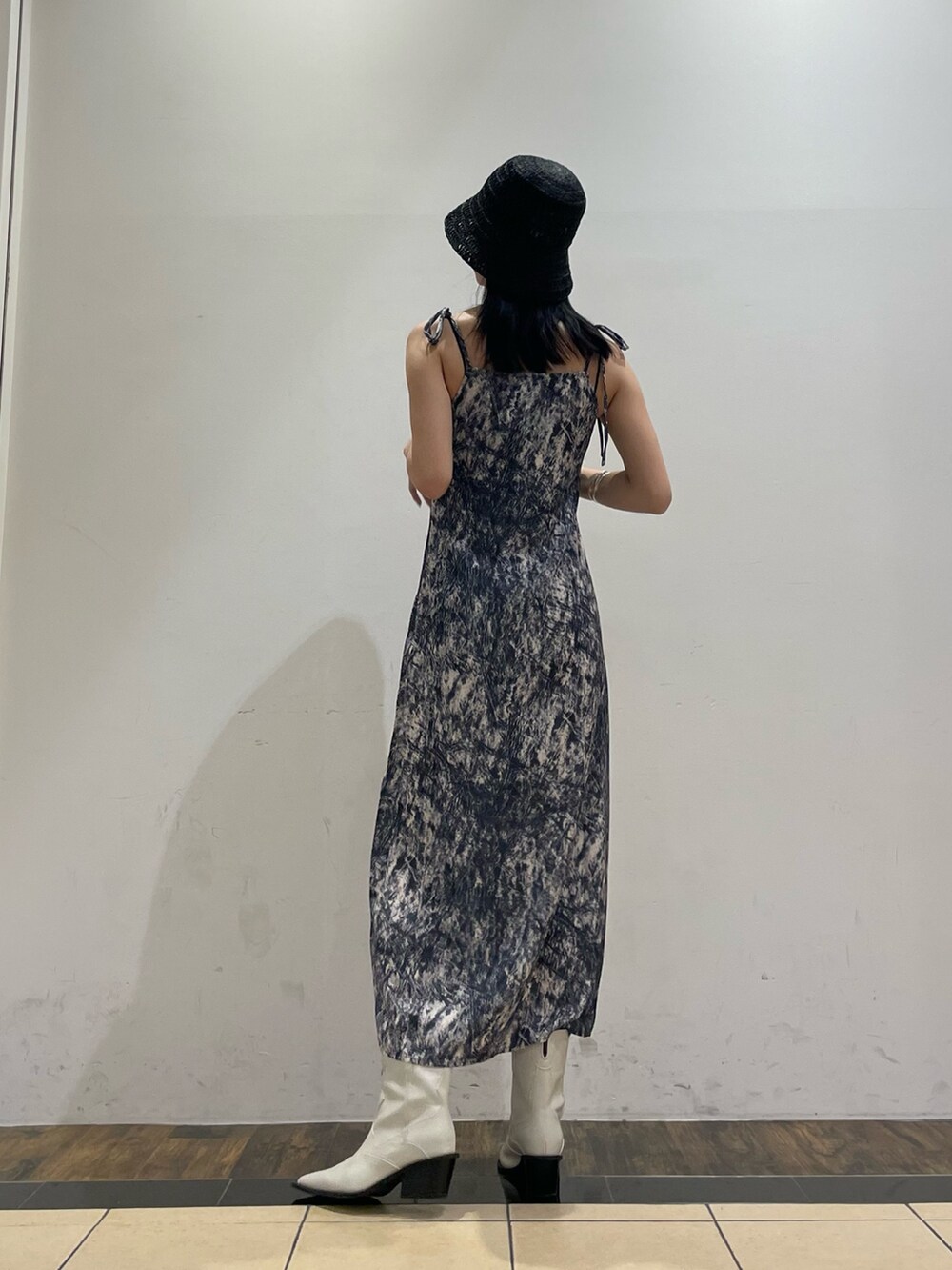 ブラック系のTシャツ/カットソー、その他のワンピース、ホワイト系のブーツを着用したレディースの夏コーディネートの7枚目の写真