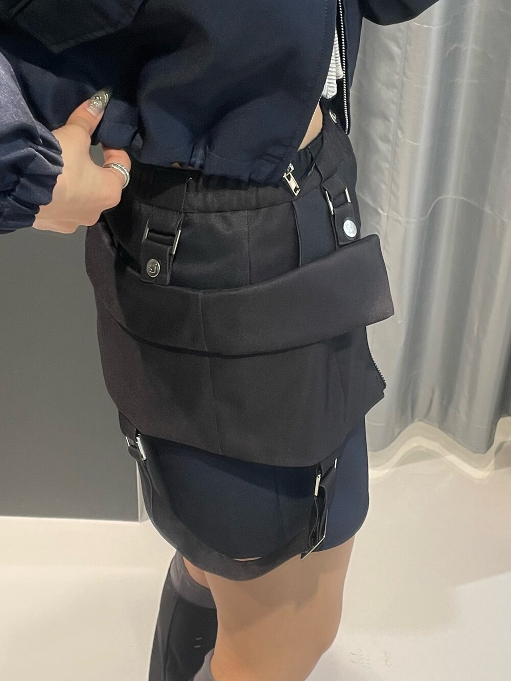 ブルー系のブルゾン、グレー系のニット/セーター、ブルー系のスカートを着用したレディースの冬コーディネートの7枚目の写真