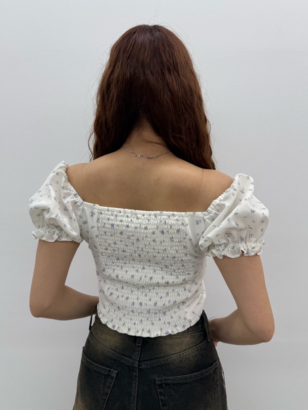 ブラック系のデニムパンツ、ブラック系のサンダル、シルバー系のネックレスを着用したレディースの夏コーディネートの6枚目の写真