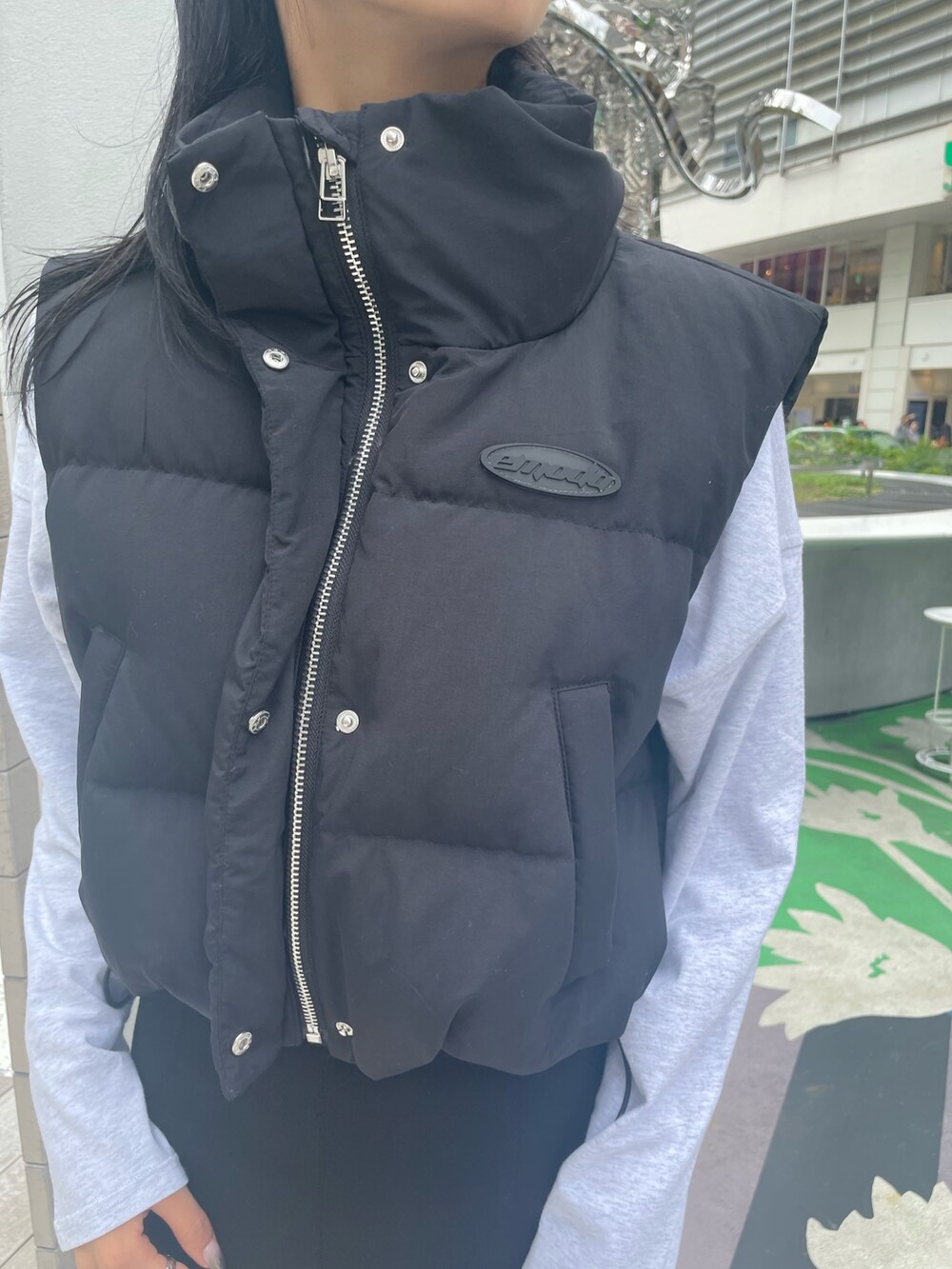 ブラック系のスカート、その他のブーツ、グレー系のTシャツ/カットソーを着用したレディースの秋コーディネートの7枚目の写真