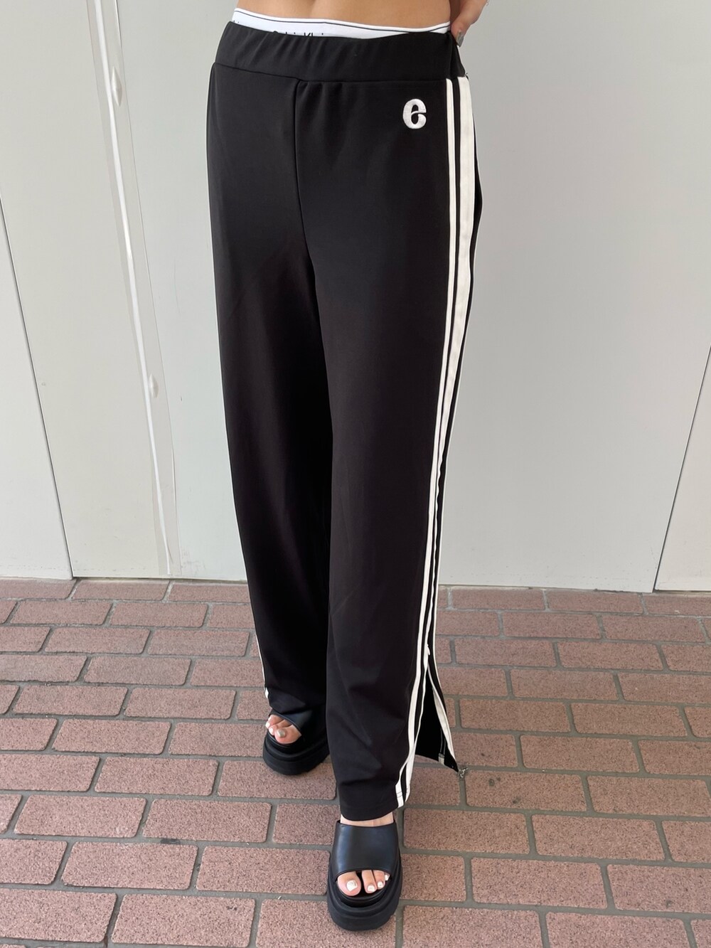 グリーン系のTシャツ/カットソー、ブラック系のその他パンツ、ブラック系のサンダルを着用したレディースの夏コーディネートの5枚目の写真