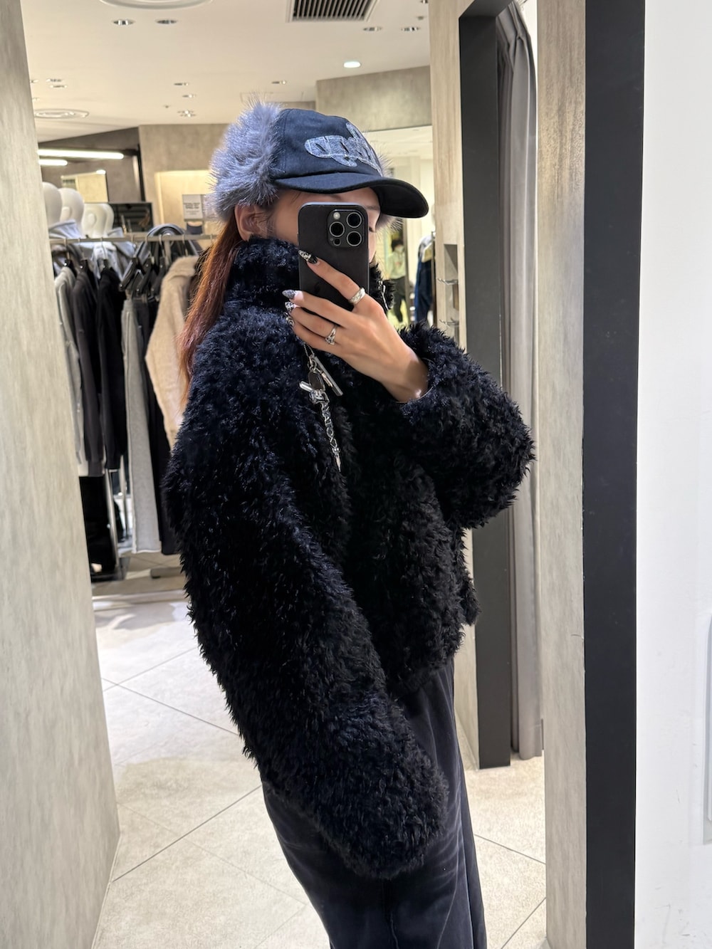 ブラック系のブーツ、ブラック系のスウェットパンツ、ブラック系のブルゾンを着用したレディースの秋コーディネートの5枚目の写真