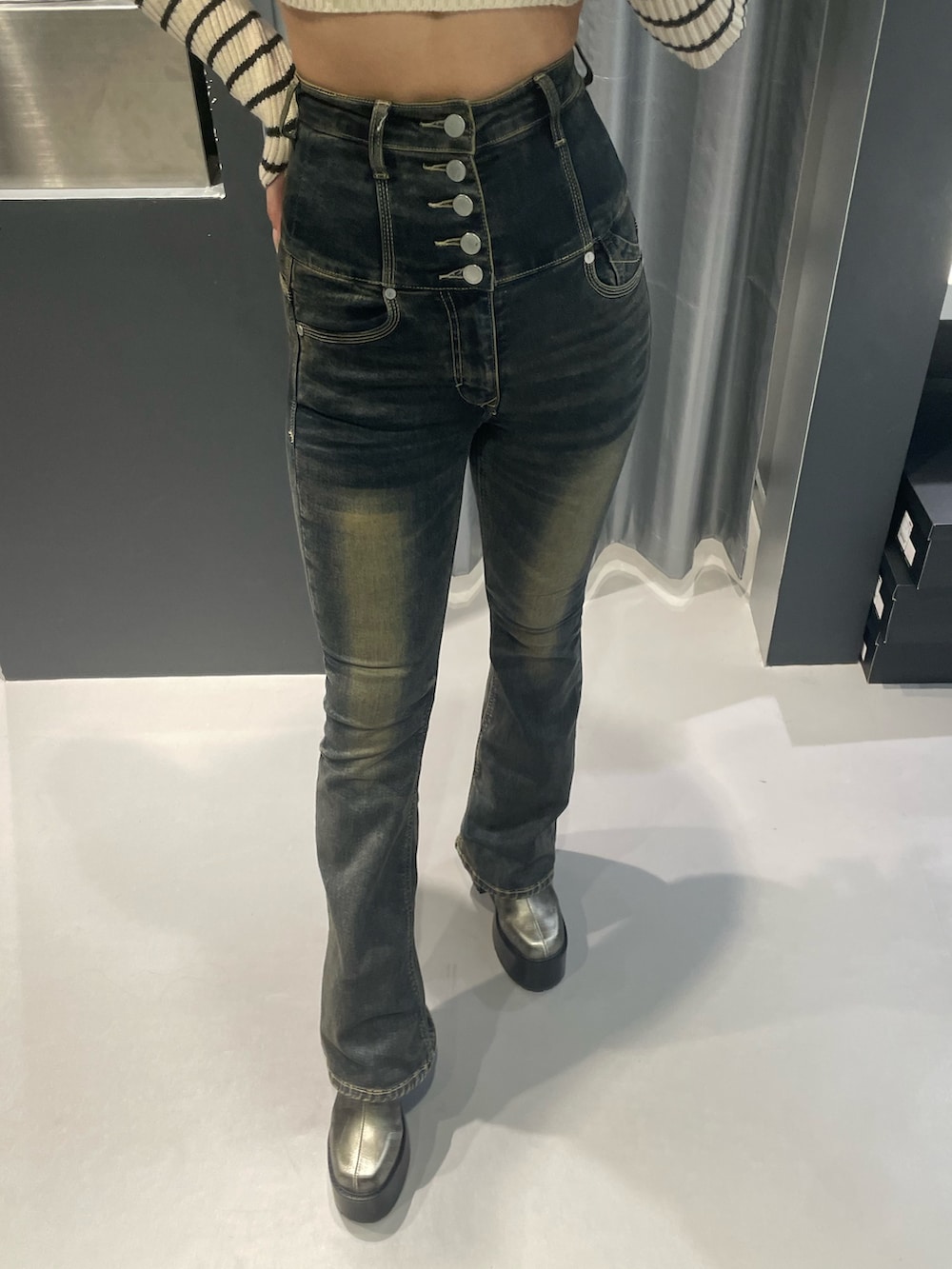 ホワイト系のニット/セーター、グレー系のブルゾン、ブルー系のデニムパンツを着用したレディースの秋コーディネートの8枚目の写真