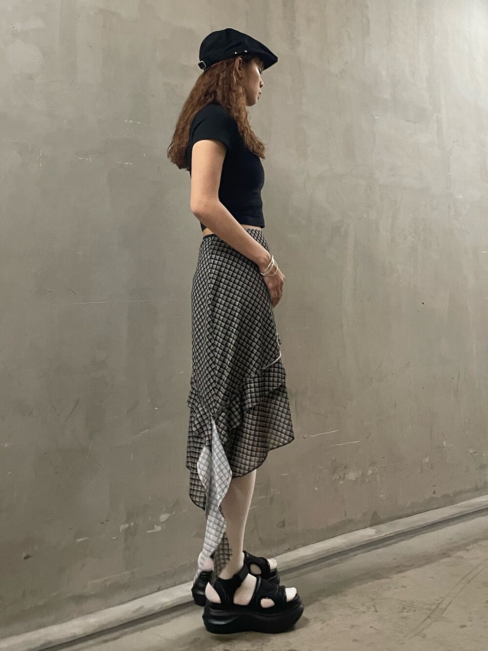 ブラック系のTシャツ/カットソー、その他のスカート、ブラック系のサンダルを着用したレディースの春コーディネートの2枚目の写真