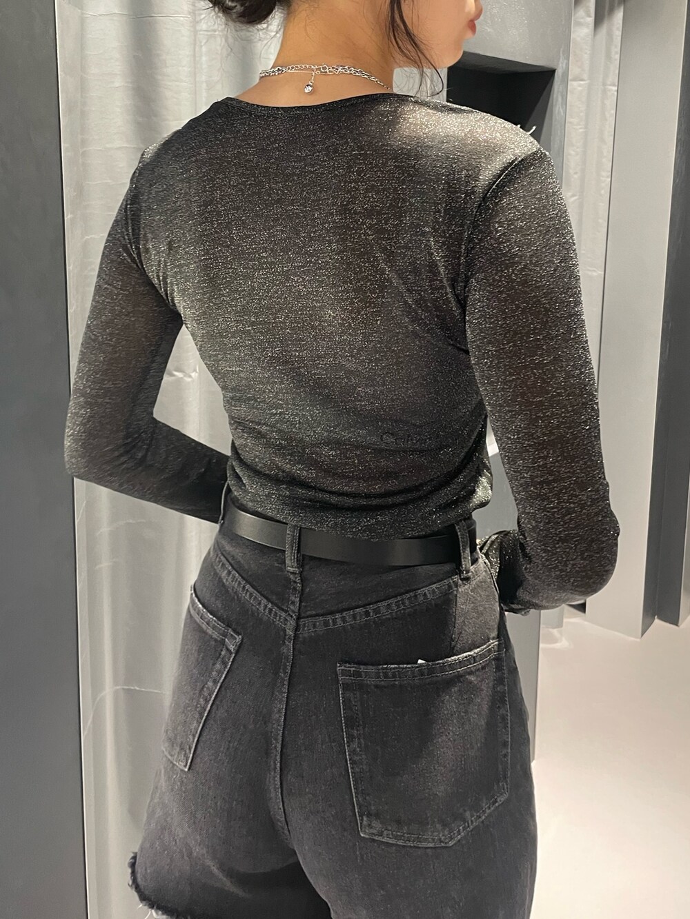 その他のTシャツ/カットソー、ブラック系のデニムパンツ、シルバー系のハンドバッグを着用したレディースの夏コーディネートの6枚目の写真