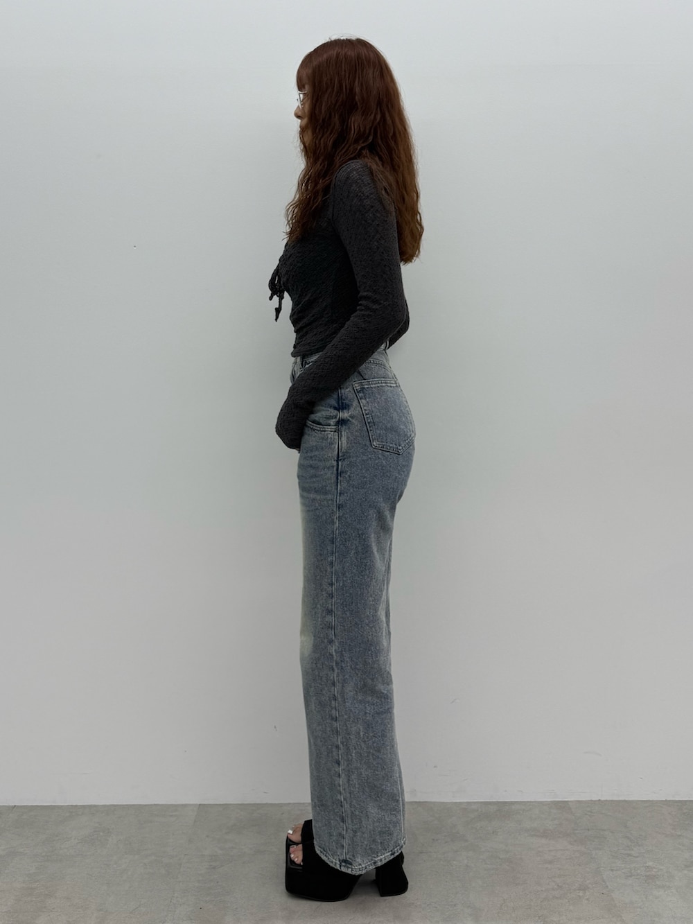 グレー系のTシャツ/カットソー、ブルー系のデニムパンツ、ブラック系のサンダルを着用したレディースの夏コーディネートの2枚目の写真