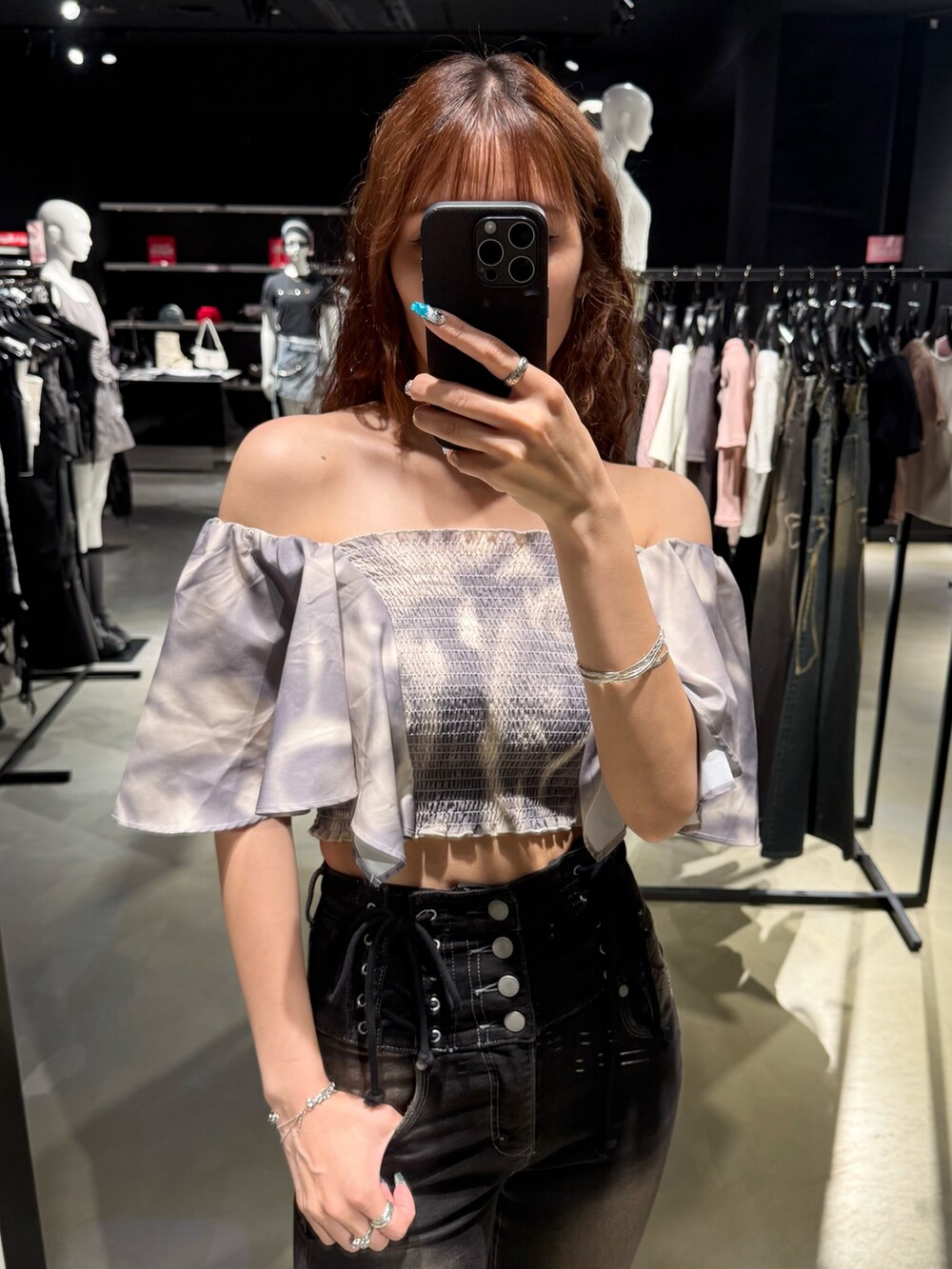 ベージュ系のTシャツ/カットソー、ブラック系のデニムパンツ、ブラック系のサンダルを着用したレディースの夏コーディネートの4枚目の写真