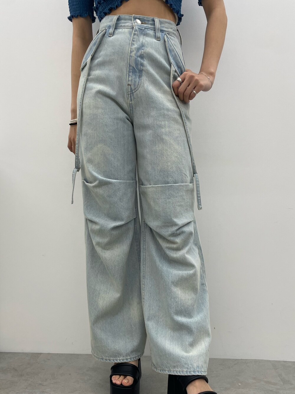 グレー系のTシャツ/カットソー、ブルー系のデニムパンツ、ホワイト系のサンダルを着用したレディースの夏コーディネートの7枚目の写真