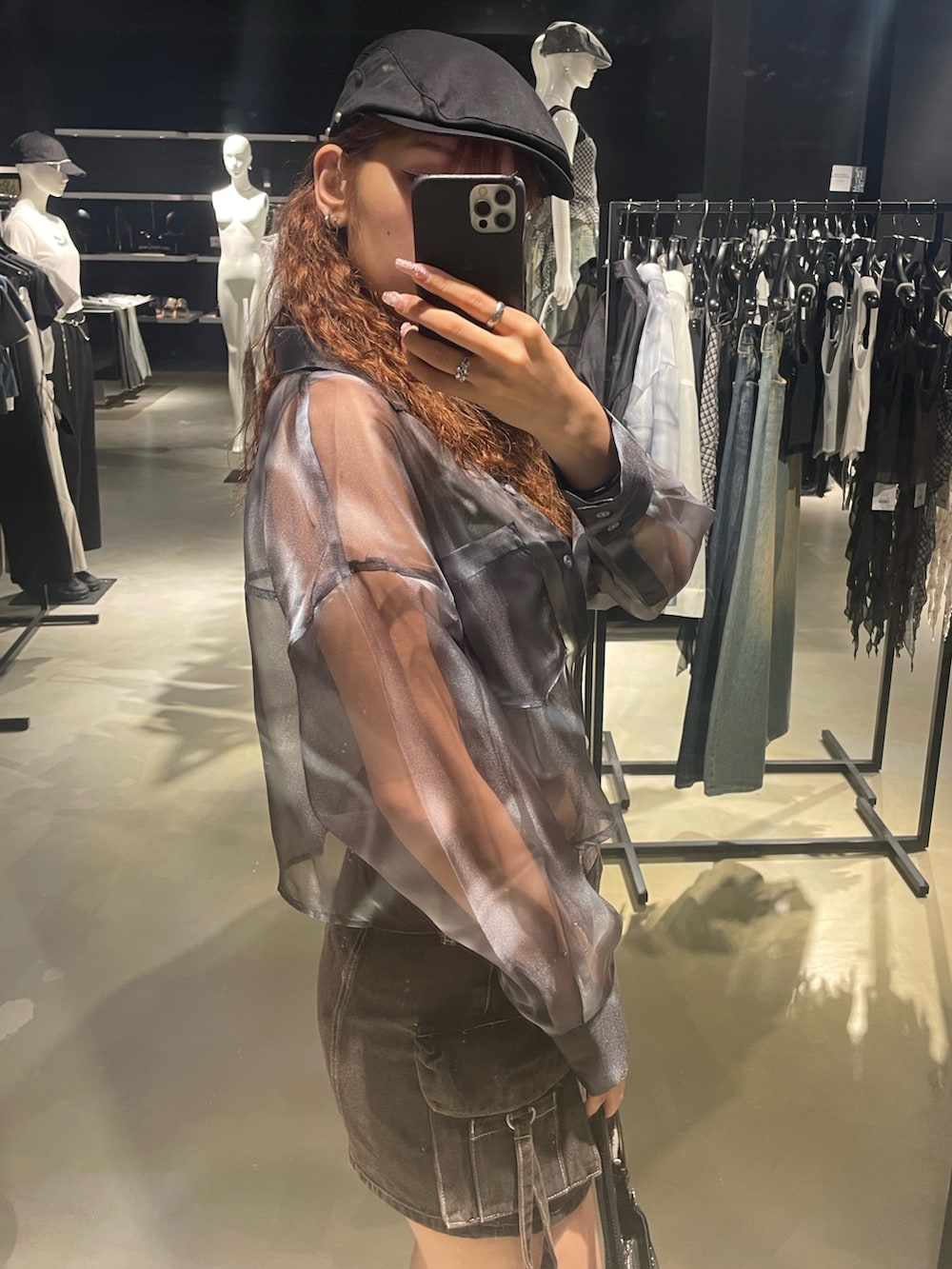 グレー系のニット/セーター、ブルー系のシャツ/ブラウス、ブラック系のその他パンツを着用したレディースの夏コーディネートの5枚目の写真