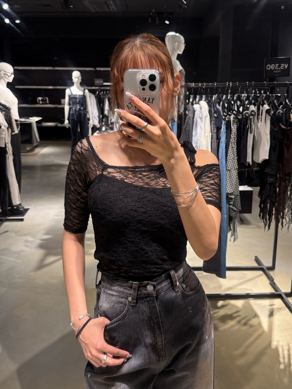 ブラック系のTシャツ/カットソー、ブラック系のデニムパンツ、ブラック系のサンダルを着用したレディースの夏コーディネートの4枚目の写真