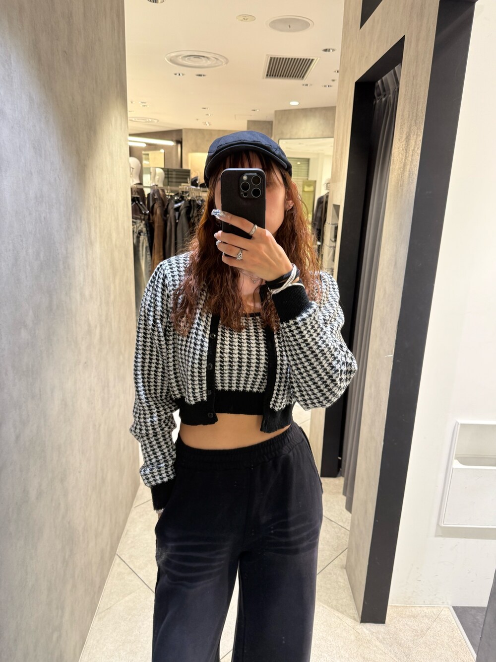 ブラック系のニット/セーター、ブラック系のスウェットパンツ、ブラック系のブーツを着用したレディースの秋コーディネートの4枚目の写真