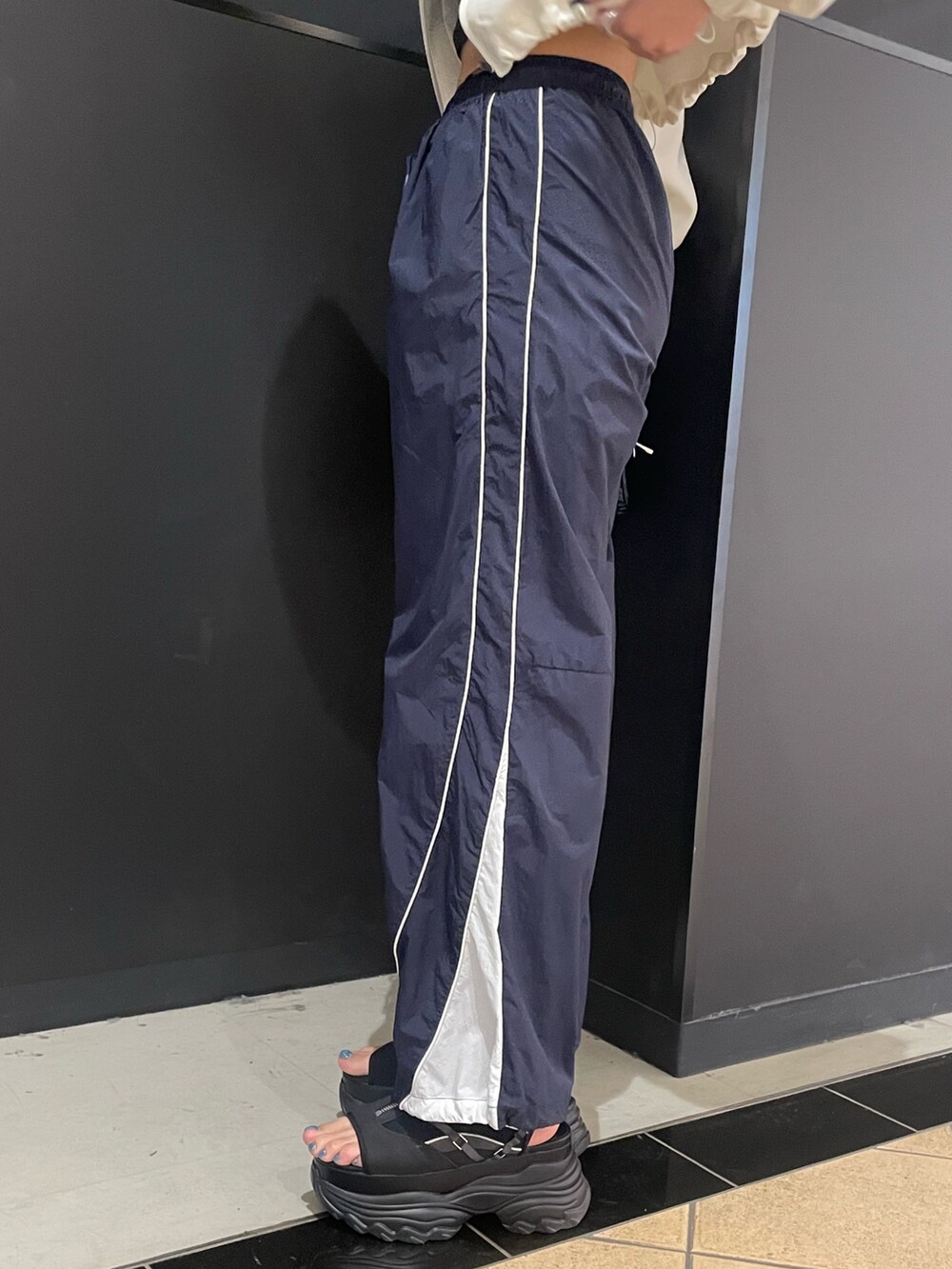 ブラック系のTシャツ/カットソー、ホワイト系のブルゾン、ブルー系のその他パンツを着用したレディースの春コーディネートの8枚目の写真