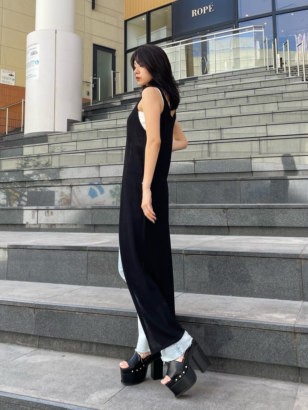 ホワイト系のTシャツ/カットソー、ブラック系のカーディガン/ボレロ、ブルー系のデニムパンツを着用したレディースの夏コーディネートの2枚目の写真