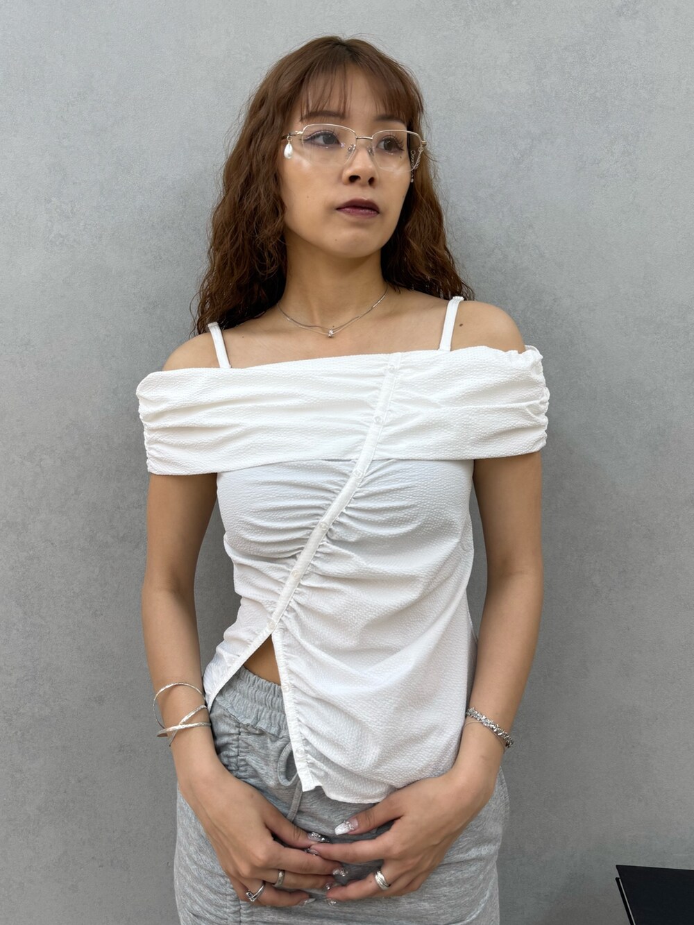 ホワイト系のTシャツ/カットソー、ブラック系のその他パンツ、ブラック系のサンダルを着用したレディースの夏コーディネートの4枚目の写真