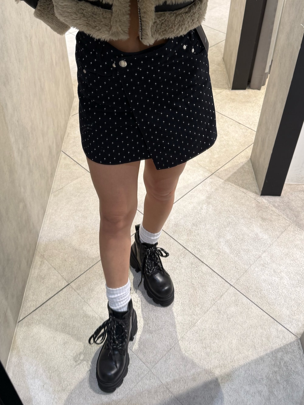 その他のブルゾン、ブルー系のスカート、ブラック系のブーツを着用したレディースの秋コーディネートの6枚目の写真