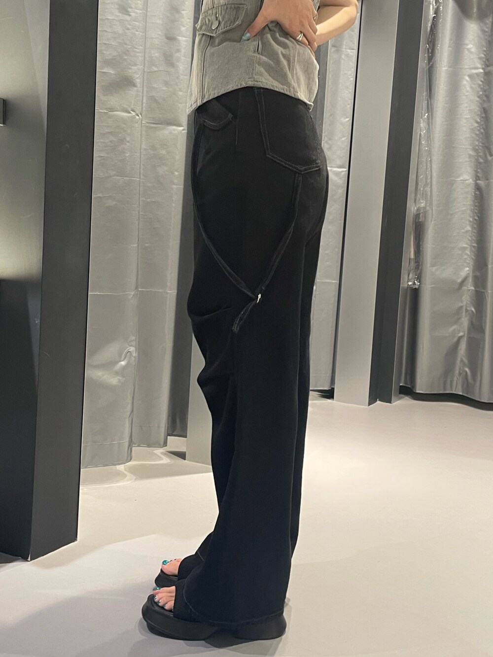 ブラック系のTシャツ/カットソー、グレー系のキャミソール、ブラック系のデニムパンツを着用したレディースの夏コーディネートの8枚目の写真