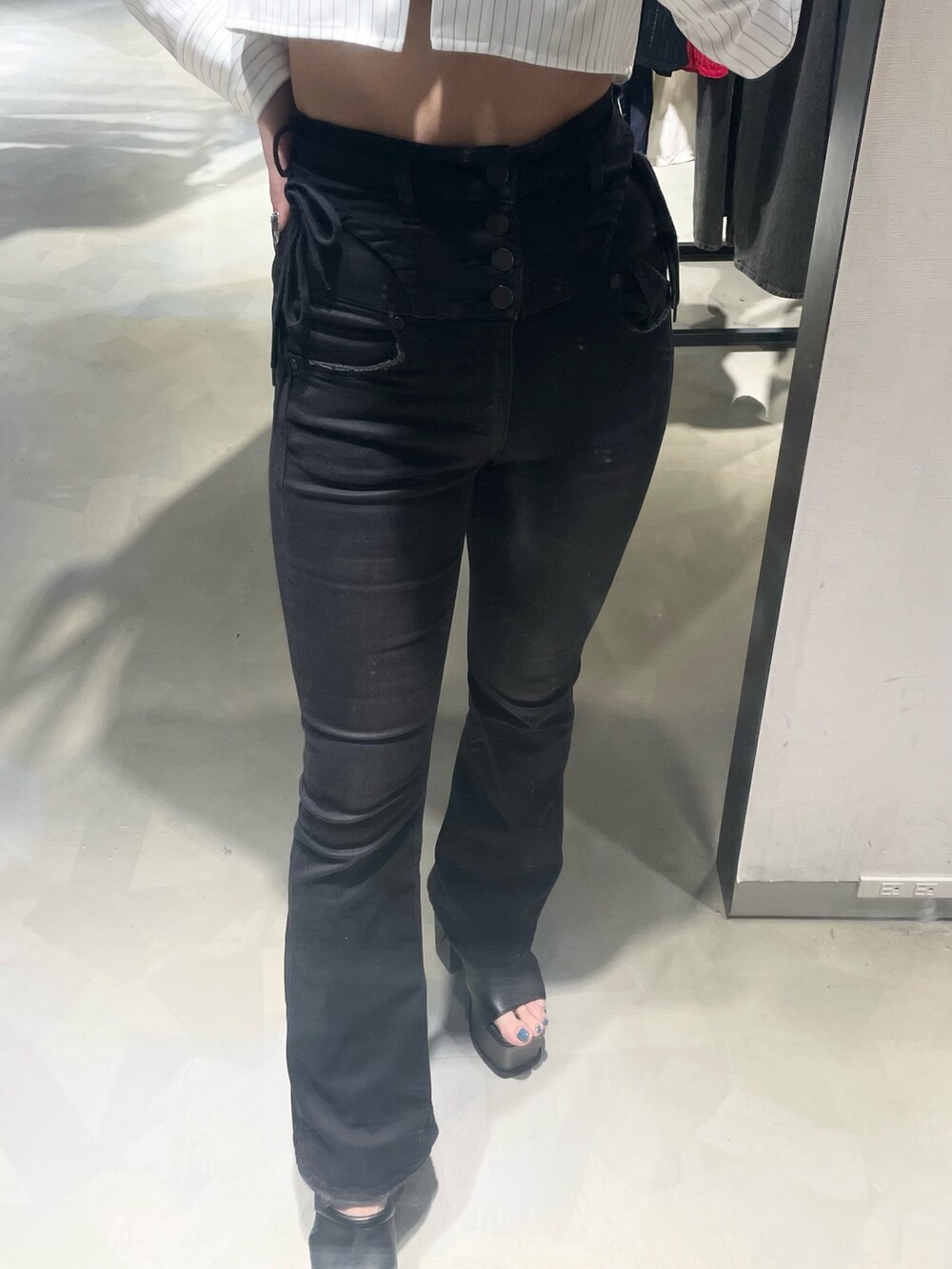 ホワイト系のシャツ/ブラウス、ブラック系のデニムパンツ、ブラック系のサンダルを着用したレディースの春コーディネートの6枚目の写真