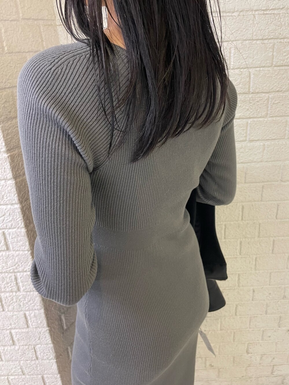 ブラック系のブルゾン、グレー系のワンピース、ブラック系のブーツを着用したレディースの秋コーディネートの8枚目の写真