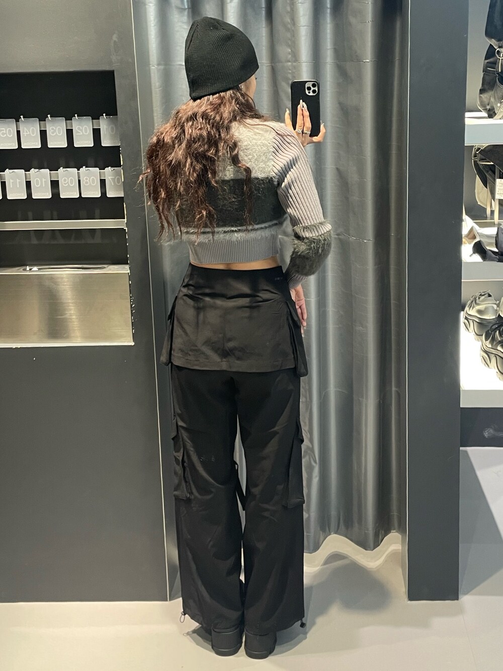 グレー系のニット/セーター、ブラック系のその他パンツ、ブラック系のブーツを着用したレディースの冬コーディネートの3枚目の写真