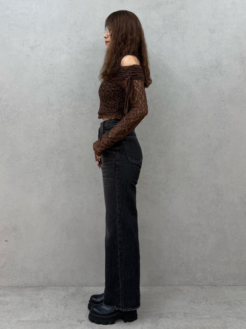 ブラック系のキャミソール、ブラウン系のTシャツ/カットソー、ブラック系のデニムパンツを着用したレディースの秋コーディネートの2枚目の写真