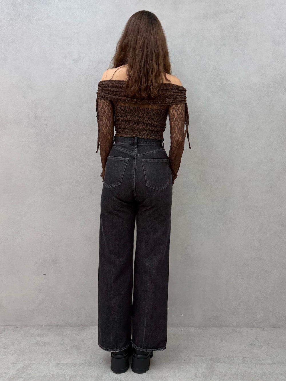 ブラック系のキャミソール、ブラウン系のTシャツ/カットソー、ブラック系のデニムパンツを着用したレディースの秋コーディネートの3枚目の写真