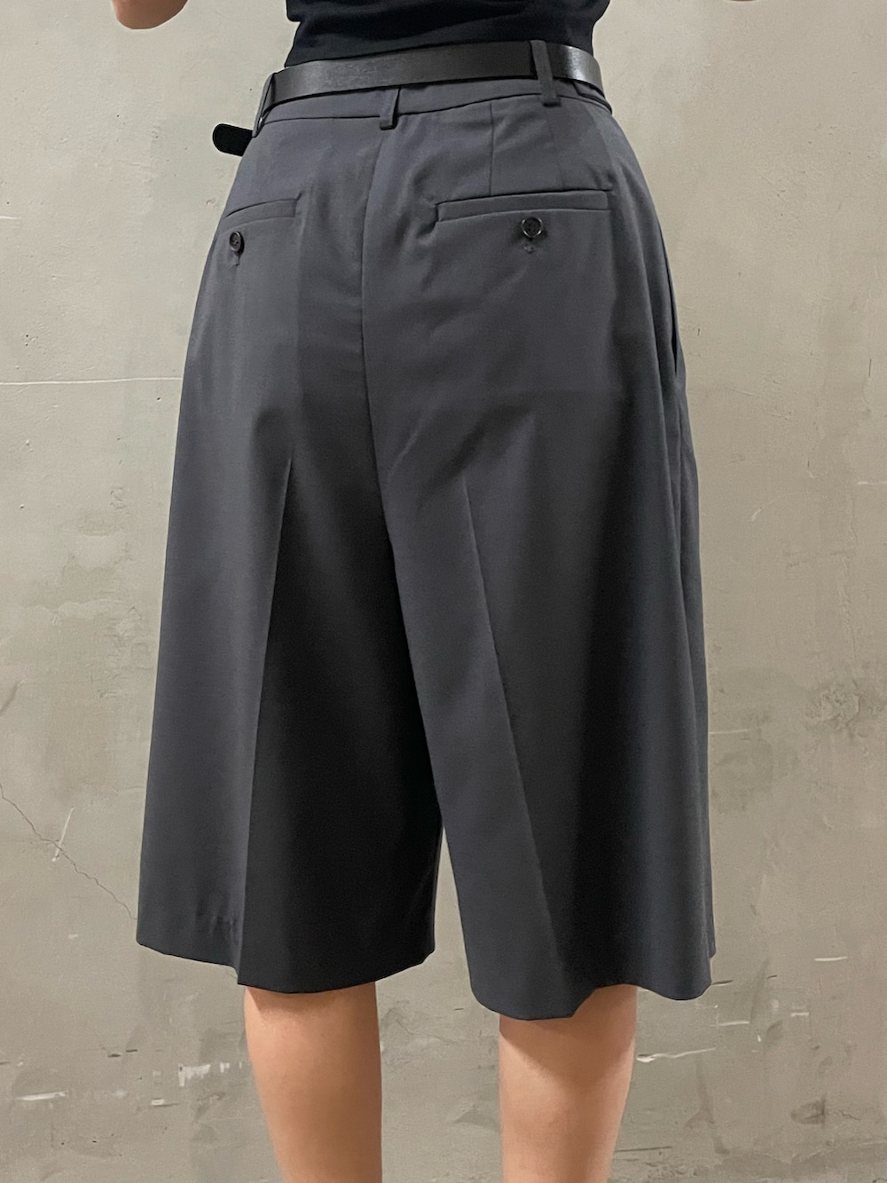 ブラック系のTシャツ/カットソー、グレー系のその他パンツ、ブラック系のスニーカーを着用したレディースの春コーディネートの9枚目の写真