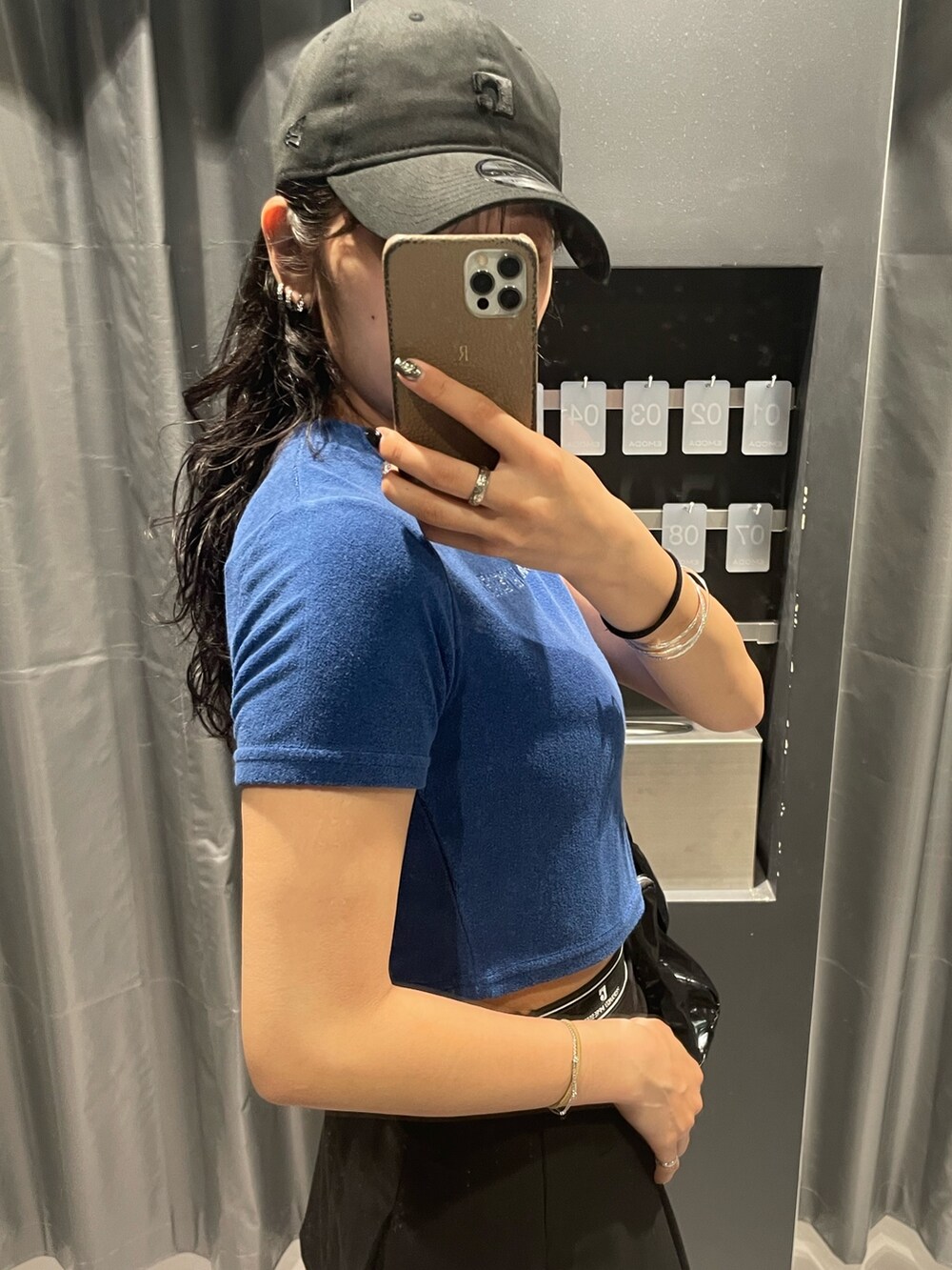 ブルー系のTシャツ/カットソー、ブラック系のハンドバッグ、ブラック系のスカートを着用したレディースの夏コーディネートの5枚目の写真