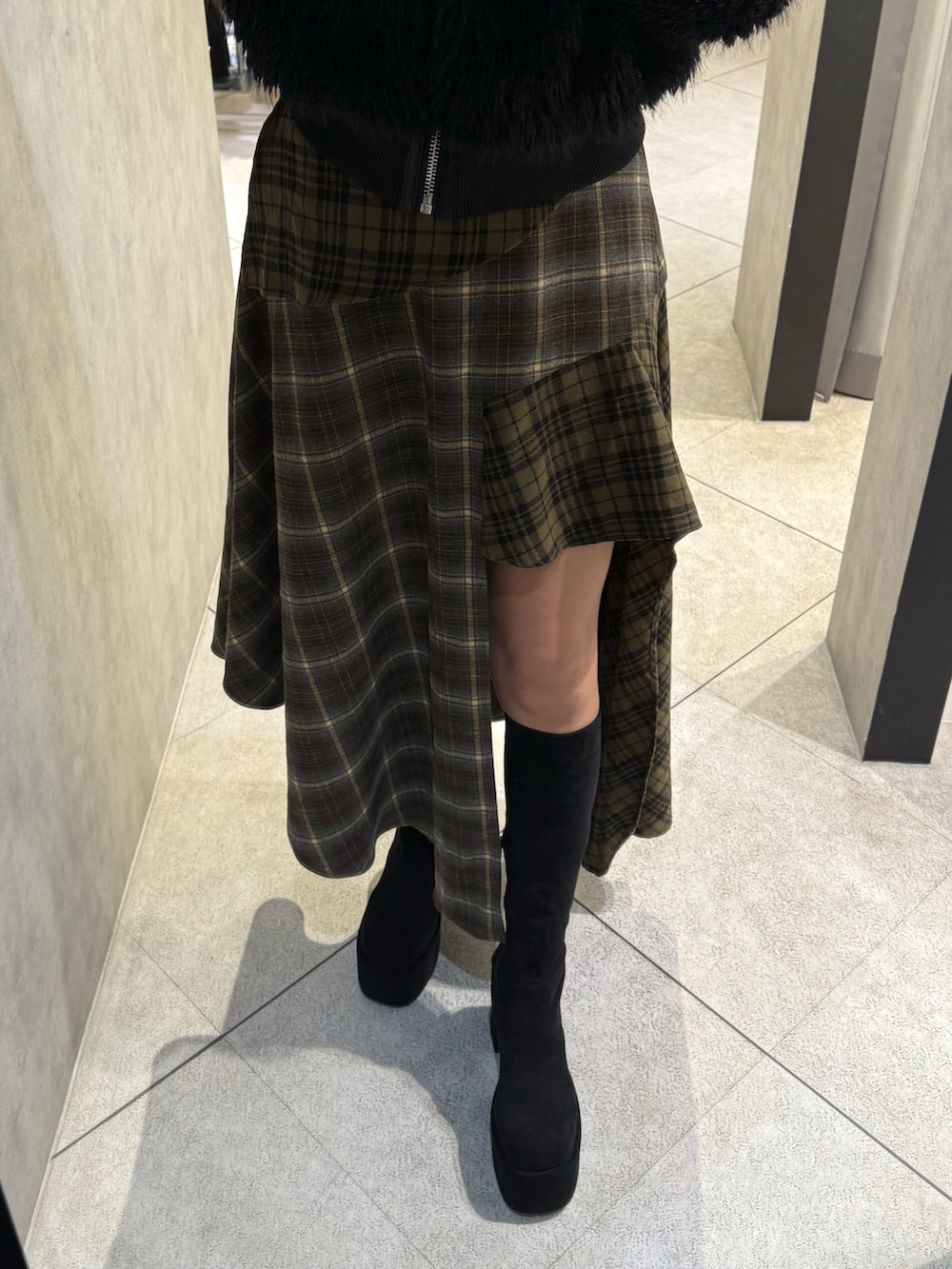 ブラック系のブーツ、グリーン系のスカート、その他のブルゾンを着用したレディースの秋コーディネートの6枚目の写真