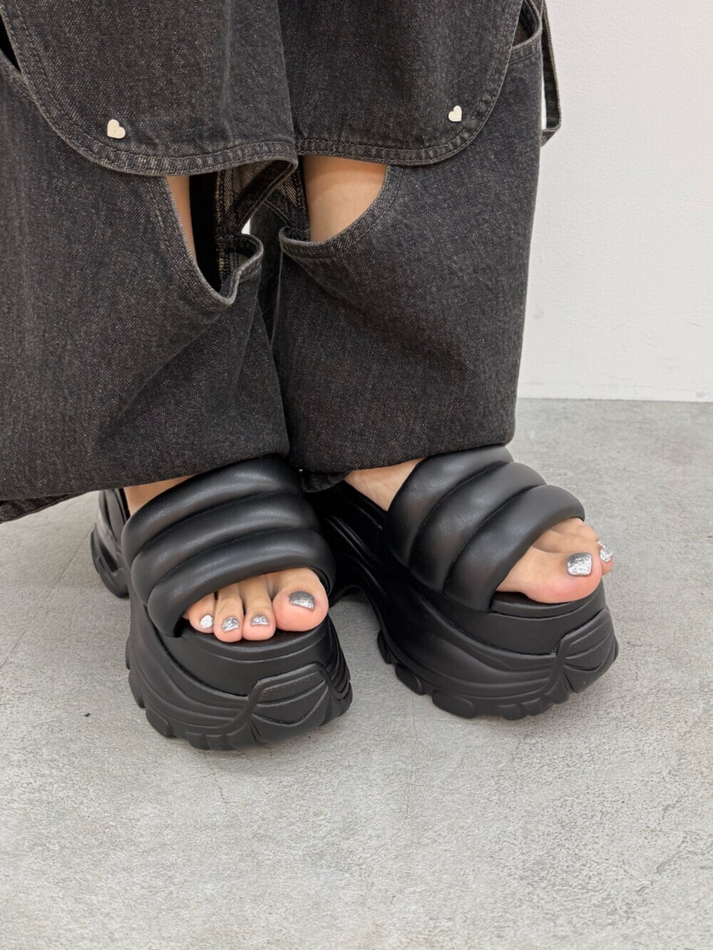 ブラック系のTシャツ/カットソー、ブラック系のサンダル、ブラック系のTシャツ/カットソーを着用したレディースの夏コーディネートの10枚目の写真