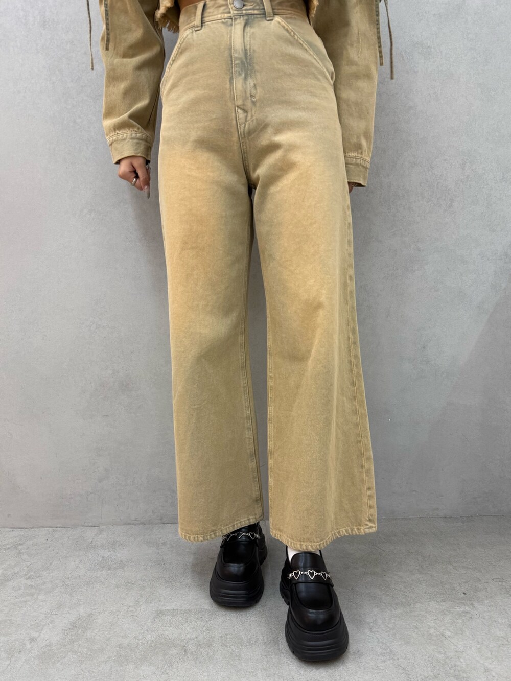 ベージュ系のデニムジャケット、ホワイト系のTシャツ/カットソー、ベージュ系のデニムパンツを着用したレディースの冬コーディネートの6枚目の写真