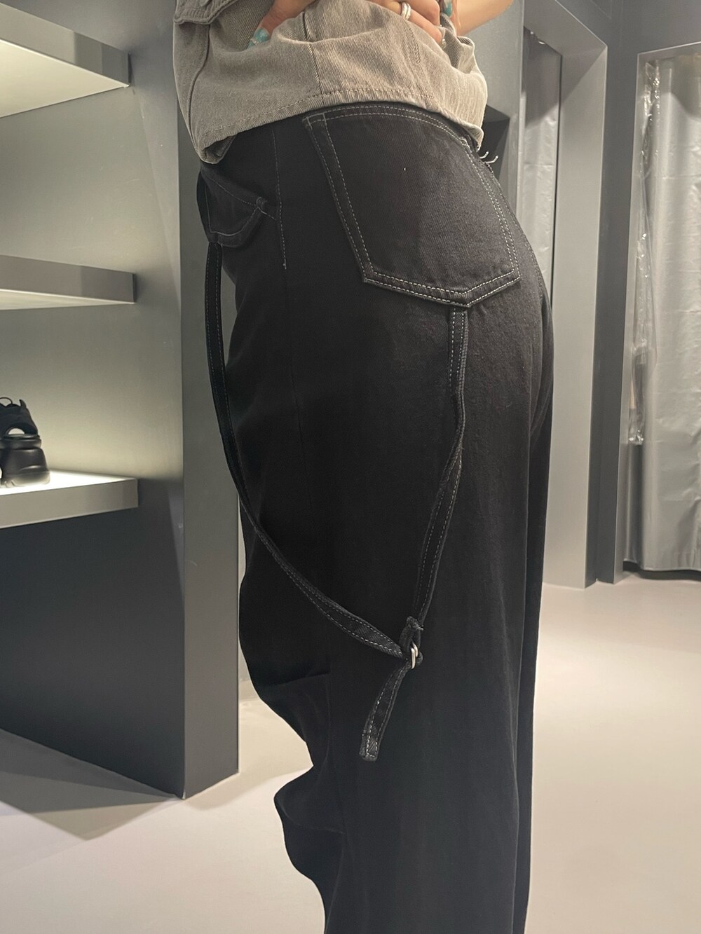 ブラック系のTシャツ/カットソー、ブラック系のデニムパンツ、ブラック系のサンダルを着用したレディースの夏コーディネートの9枚目の写真