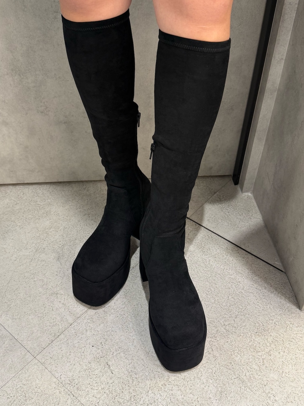 ブラック系のTシャツ/カットソー、ブラック系のハンドバッグ、ブラック系のキャミソールを着用したレディースの秋コーディネートの9枚目の写真