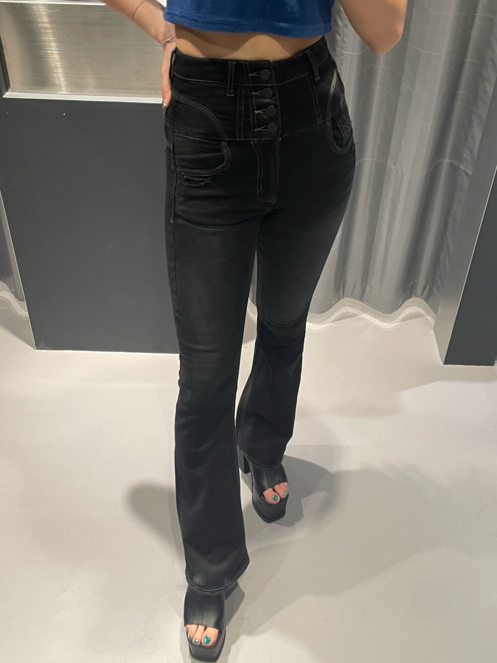 ブルー系のTシャツ/カットソー、ブラック系のデニムパンツ、ブラック系のサンダルを着用したレディースの夏コーディネートの6枚目の写真