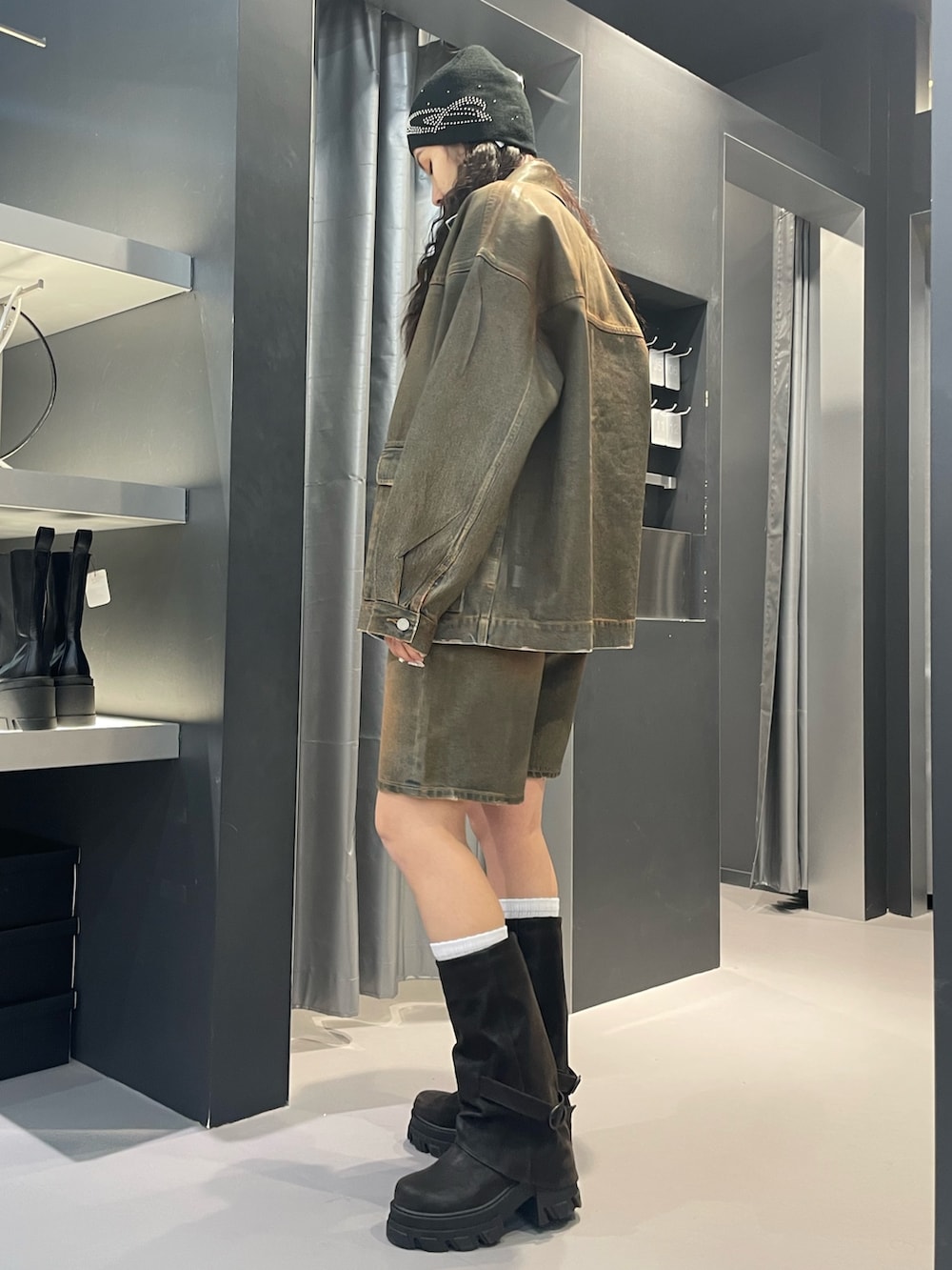 ホワイト系のニット/セーター、ブラウン系のデニムパンツ、ブラック系のブーツを着用したレディースの冬コーディネートの2枚目の写真