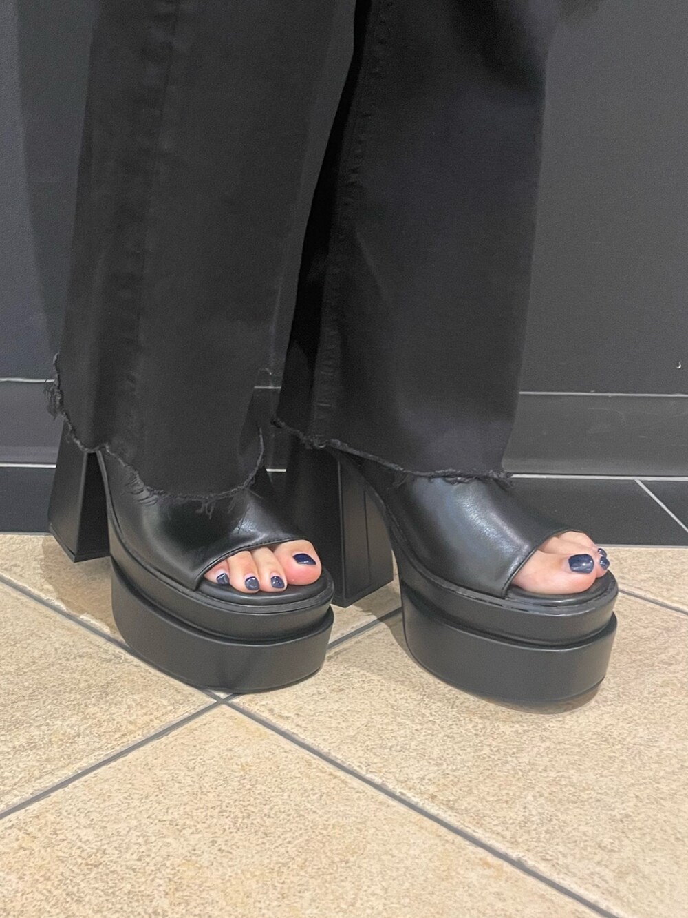 その他のTシャツ/カットソー、ブラック系のデニムパンツ、ブラック系のサンダルを着用したレディースの夏コーディネートの7枚目の写真