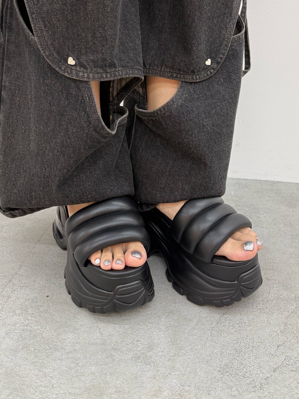 ブラック系のTシャツ/カットソー、ブラック系のデニムパンツ、ブラック系のサンダルを着用したレディースの夏コーディネートの10枚目の写真