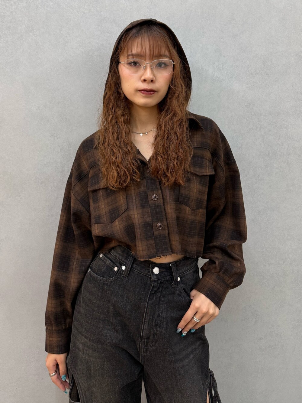 ブラウン系のシャツ/ブラウス、ブラック系のデニムパンツ、ブラウン系のブーツを着用したレディースの夏コーディネートの4枚目の写真