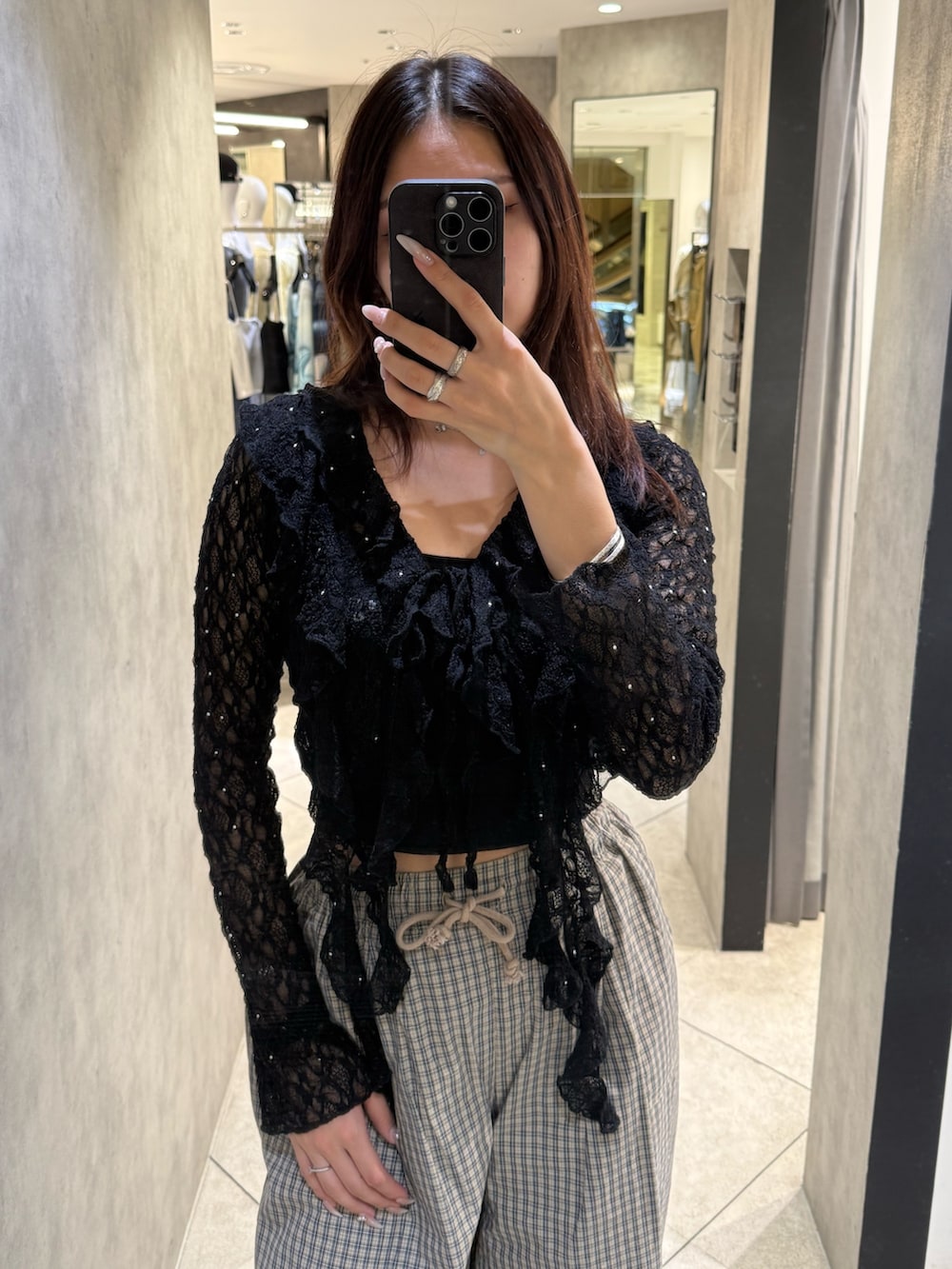 ブラック系のスニーカー、ベージュ系のその他パンツ、ブラック系のTシャツ/カットソーを着用したレディースの春コーディネートの4枚目の写真