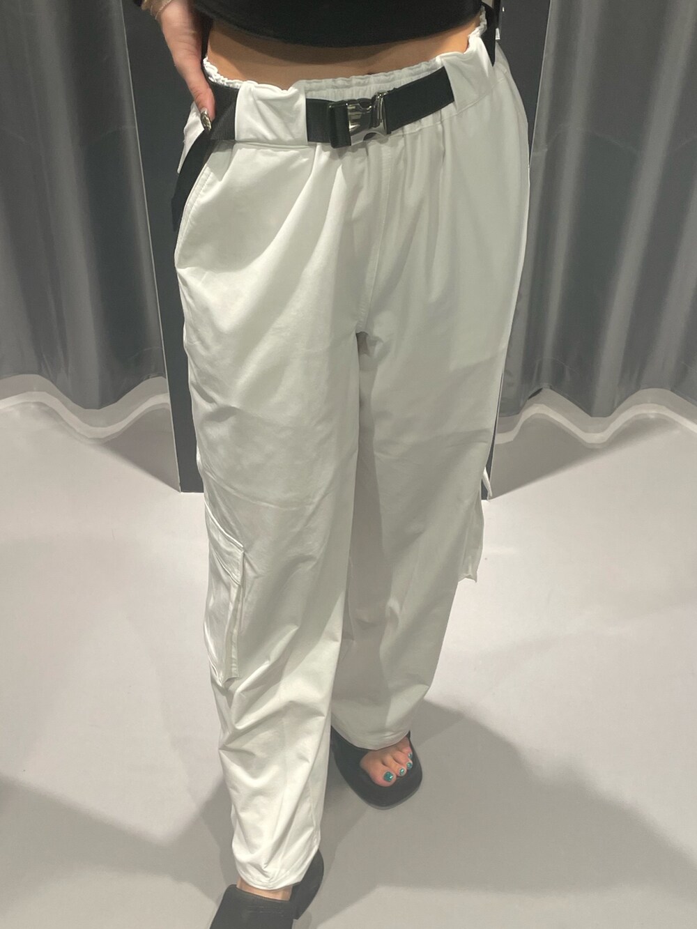 ブラック系のTシャツ/カットソー、ホワイト系のタンクトップ、ホワイト系のその他パンツを着用したレディースの夏コーディネートの8枚目の写真